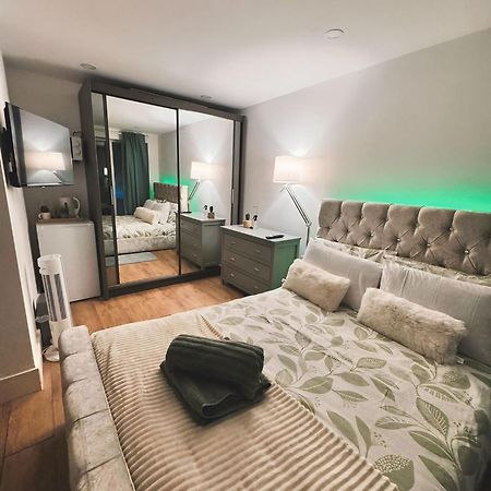 Tropical Room With Private Bathroom And Patio لندن المظهر الخارجي الصورة